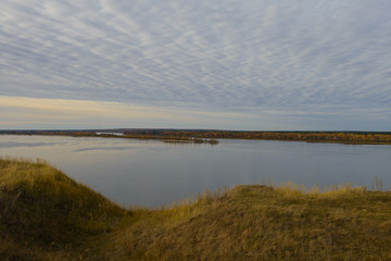Пейзаж с рекой. Вид с высокого берега. Осенний вечер.