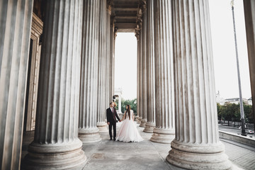 Obraz premium Wedding couple bride and groom holding hands