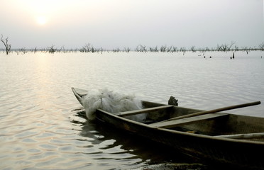 Obraz premium Barque de pêche au bord du lac, couché du soleil, Burkina Faso, Afrique