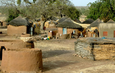 Village traditionnel, maison en terre et toit de paille ou d'herbes, Burkina Faso, Afrique - obrazy, fototapety, plakaty