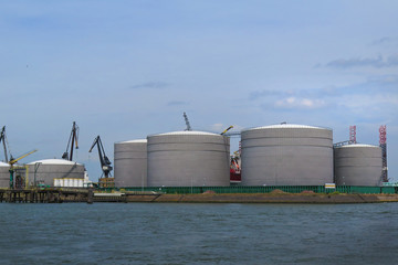 Obraz premium Oil and gas tank in the refinery. 