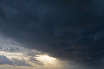 Ciemna chmura o poranku na Karaibach