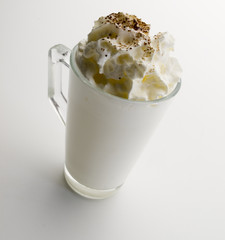 Taza de cristal con nata montada en su interior