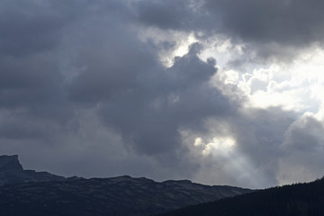 wolkenlandschaft über dem gottesacker im kleinwalsertal