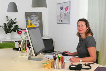 Businessfrau am Schreibtisch