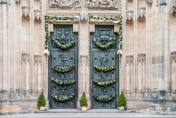 Weihnachtlicher Schmuck am Veits-Dom in Prag