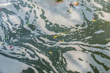 Schieren auf der Wasseroberfläche