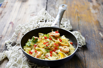 calamarata con gamberi, arance e peperoncino