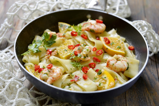 calamarata con gamberi, arance e peperoncino