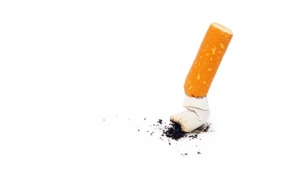 Zigarette ausgedrückt auf weiß isoliert - Konzept "Die letzte Zigarette"