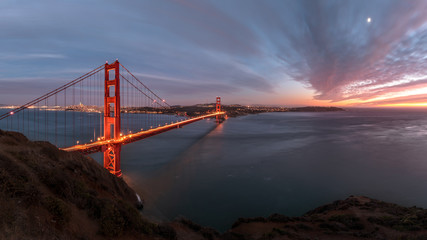 Sonnenuntergang an der Golden Gate Bridge in San Francisco (Kalifornien) - obrazy, fototapety, plakaty