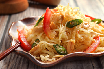 Thai raw papaya salad