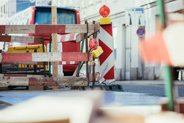 Baustelle in Stadt, Absperrung mit Baustellenleuchte, Verkehrsbelastung