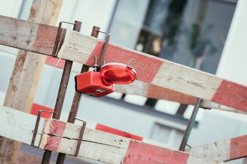 Baustelle in Stadt, Absperrung mit Baustellenleuchte, Verkehrsbelastung