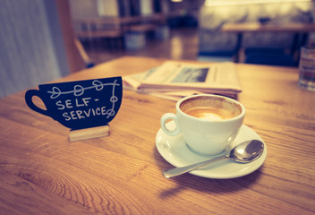 Cappuccino und Zeitung in Cafe, Konzept 