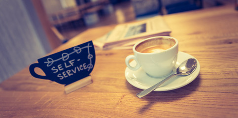 Cappuccino und Zeitung in Cafe, Konzept 