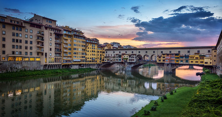Fototapeta na wymiar Evening view of the famous bridge Ponte Vecchio on the river Arno in Florence, Italy.