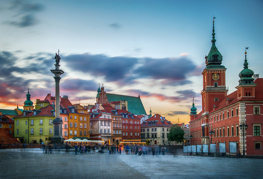 Fototapeta Panoramic view on Royal Castle, ancient townhouses and Sigismund's Column in Old town in Warsaw, Poland. Evening view.