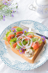 スモークサーモンのオープンサンド