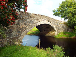 Fototapeta na wymiar old stone bridge