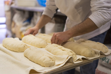 Amasando pan artesanalmente