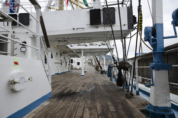 Velieri e barche, libertà in giro per il mondo, antiche tradizioni marinaresche.