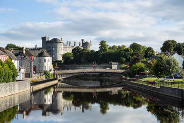 Kilkenny Castle, panorama from the bridge, Ireland - obrazy, fototapety, plakaty