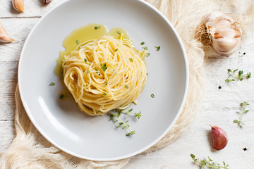 Spaghetti with thyme, garlic and olive oil
