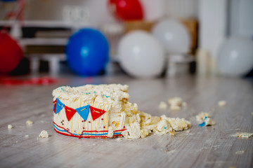 Erster Geburtstag zerschlagen den Kuchen