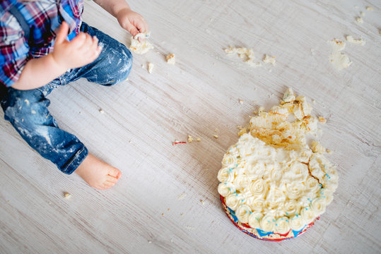Erster Geburtstag zerschlagen den Kuchen
