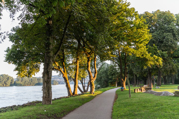 Neuwied im Schlosspark mit Blick auf den Rhein