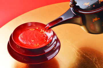 祝い酒を朱盃で一献