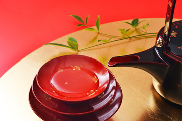 祝い酒を朱盃で一献