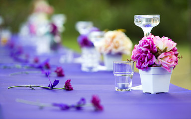 Flowers that adorn the wedding