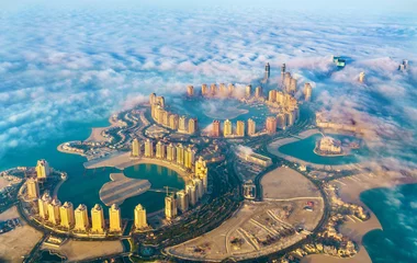 Abwaschbare Fototapete Asien Luftaufnahme der Pearl-Qatar-Insel in Doha durch den Morgennebel - Katar, Persischer Golf