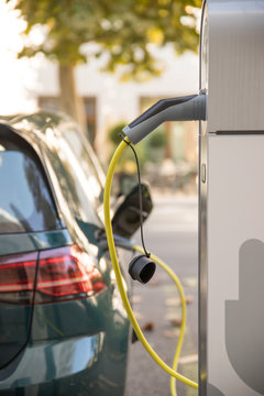 Elektroauto wird bei E-Ladestation aufgeladen