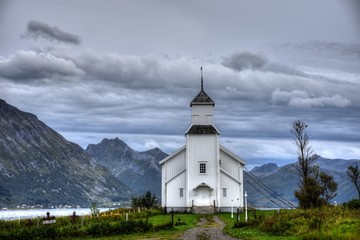 Norwegen, Lofoten, Gimsøy, Gimsøy Kirke, Kirche, Friedhof, Gimsøya, Gimsøystraumen, Fjord,...