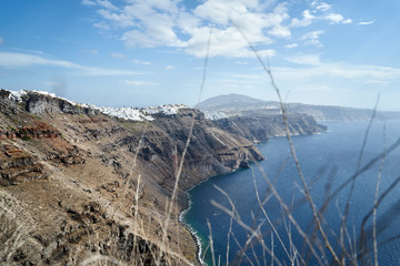 Schöner Blick auf das Meer, die weißen Häuser und die Küste von Santorini