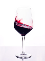 Copa de vino tinto sobre fondo blanco