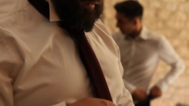 Homme barbu et &eacute;laguant qui se pr&eacute;pare 