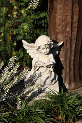 Kleiner Engel schmückt ein Grab auf dem Friedhof