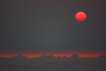 Obraz premium the sun with twilight time in the morning .morning sun on the mountain with beautiful mist