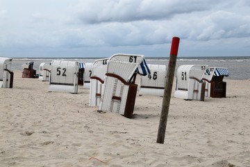 Strandkörbe am Strand vor der Nordsee