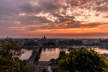 Obraz premium Sunrise over Budapest and the Chain bridge