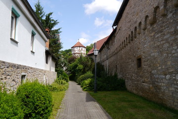 Fototapeta na wymiar Weg an Stadtmauer in Möckmühl