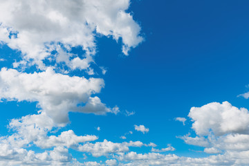 Obraz na płótnie Canvas Blue sky background with cumulus clouds