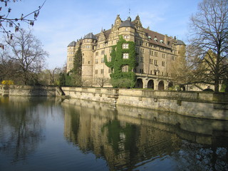 Fototapeta na wymiar Wasserspiegelung Schloss Neuenstein Renaissance