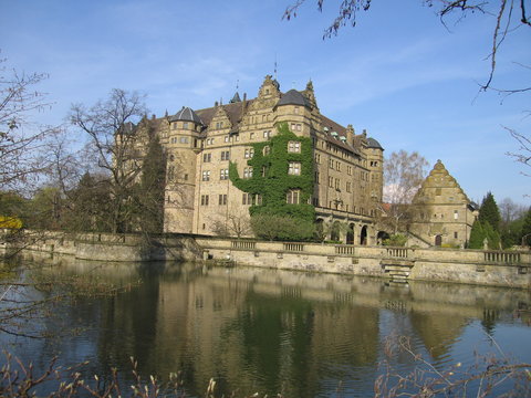 Schloss Neuenstein mit Schlossteich im Fr&uuml;hling