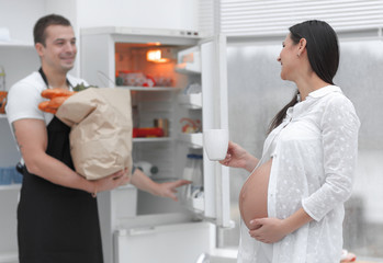 Obraz premium happily married couple .standing in the kitchen