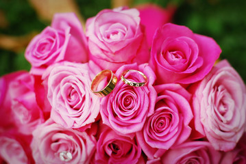 bouquet of pink roses weddingring